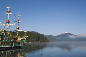 Kanagawa Prints: Mount Fuji and pirate ship