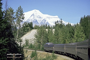 Images Dated 17th January 2000: Mount Robson, highest peak in Canadian Rockies, 3964m, seen from Canadian transcontinental express between Jasper