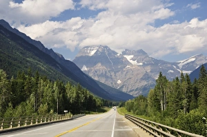 Mount Robson, Mount Robson Provincial Park, British Columbia, Canada, North America Mount Robson, Mount Robson Provincial Park, British Columbia, Canada, North America