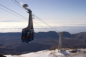 Images Dated 8th January 2000: Mount Teide (Pico del Teide) at 3718 metres, cable car, Parque Nacional de Las Canadas del Teide