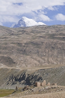 Images Dated 21st August 2009: Mountain Karla Marxa rising to 6723m, with little castle in front, Shokh Dara Valley