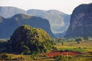 Images Dated 10th May 2010: Mountains in the Vinales Valley, UNESCO World Heritage Site, Cuba, West Indies