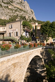 Images Dated 20th August 2008: Moustiers-Sainte-Marie, Alpes-de-Haute-Provence, Provence, France, Europe