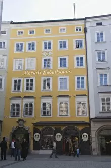Images Dated 16th February 2008: Mozarts Birthplace, now a museum, in Getreidegasse, Salzburg, Austria, Europe