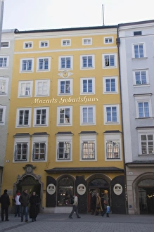 Images Dated 16th February 2008: Mozarts Birthplace, now a museum, in Getreidegasse, Salzburg, Austria, Europe