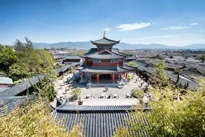 Mu Residence (Mufu Wood Mansion) and traditional architecture in Old Town area of Lijiang, UNESCO World Heritage Site, Lijiang, Yunnan, China, Asia