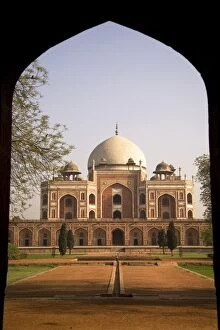 The Mughal emperor Humayans Tomb, UNESCO World Heritage Site, viewed through an arch