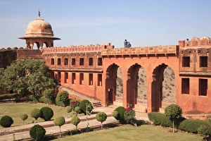 Images Dated 29th December 2006: Mughal Gardens, Jaigarh Fort, Victory Fort, Jaipur, Rajasthan, India, Asia