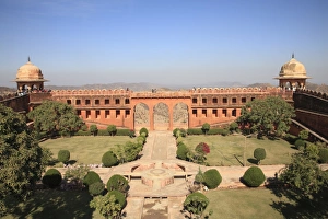 Images Dated 29th December 2006: Mughal Gardens, Jaigarh Fort, Victory Fort, Jaipur, Rajasthan, India, Asia