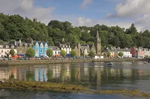 Multicoloured houses and small boats in the harbour at Tobermory