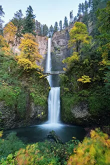 Flowing Water Gallery: Multnomah Falls in autumn, Cascade Locks, Multnomah county, Oregon