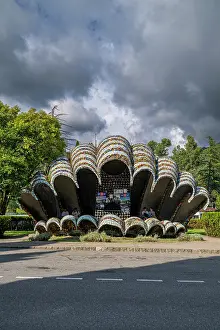 Roads Prints: Mushroom-shaped bus stop design in New Athon