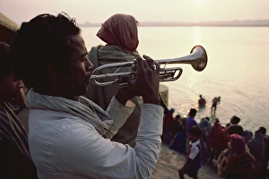 Images Dated 29th November 2007: Musicians herald the rising of Lord Surya (sun god), Sun Worship Festival