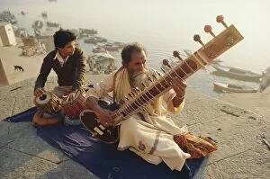 Images Dated 1st August 2008: Musicians playing the Sitar and Tabla on the banks