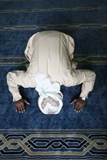 Images Dated 25th October 2009: Muslim man praying, Dubai, United Arab Emirates, Middle East