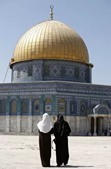 Images Dated 18th August 2007: Muslim women at the Dome of the Rock, Jerusalem, Israel, Middle East