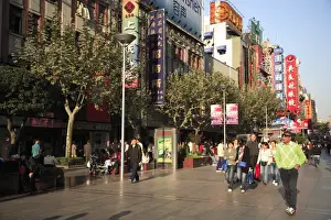 Nanjing Road, Shanghais pedestrian shopping street, Shanghai, China, Asia