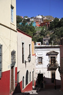 Images Dated 30th October 2007: Narrow alley, street scene, Guanajuato, Guanajuato State, Mexico, North America