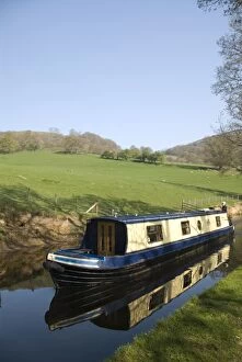 Images Dated 20th April 2009: Narrow boat cruising the Llangollen Canal, Wales, United Kingdom, Europe