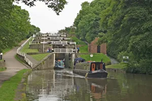 Images Dated 3rd January 2000: Narrow boats on the Liverpool Leeds canal, negotiating the five lock ladder at Bingley