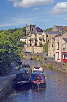 Images Dated 3rd January 2000: Narrow boats on the Liverpool Leeds canal at Skipton, Yorkshire Dales National Park