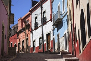 Images Dated 30th October 2007: Narrow street, Guanajuato, Guanajuato State, Mexico, North America