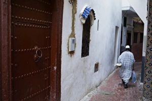 Wearing Prints: Narrow street in the Medina (Old City), Tangier (Tanger), Morocco, North Africa, Africa