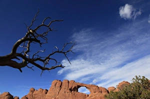 Images Dated 7th April 2010: A natural sandstone rock arch in Arches National Park, near Moab, Utah