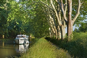 Navigation on the Canal du Midi between Carcassone and Beziers, UNESCO World Heritage Site, Aude, Languedoc Roussillon, France, Europe