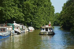 Navigation on the Canal du Midi between Carcassone and Beziers, UNESCO World Heritage Site, Aude, Languedoc Roussillon, France, Europe