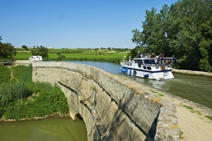 Navigation on the Canal du Midi, between Carcassone and Beziers, the Repudre Aqueduct, the first aqueduct built on the Canal du Midi, Paraza, Aude, Languedoc Roussillon, France, Europe