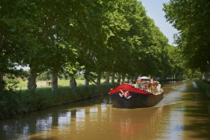 Navigation on the Canal du Midi between Carcassone and Beziers, UNESCO World Heritage Site, Aude, Languedoc Roussillon, France, Europe