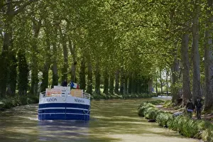 Navigation on the Canal du Midi, UNESCO World Heritage Site, between Carcassonne and Beziers, Aude, Languedoc Roussillon, France, Europe