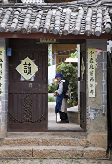 Li Jiang Prints: Naxi minority woman, Lijiang, Yunnan Province, China, Asia