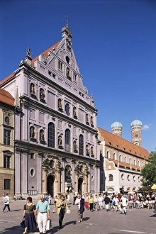 Neuhauserstrasse with church of St