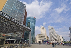 Images Dated 17th May 2008: New modern buildings in Potsdamer Platz near the Bahnhof (railway station)