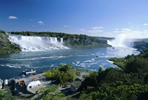 Images Dated 26th January 2009: Niagara Falls on the Niagara River that connects Lakes
