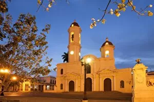 Images Dated 3rd April 2011: Night view of Plaza Jose Marti showing the Cathedral de la Purisima Concepcion