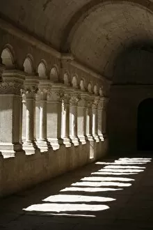 Images Dated 4th July 2007: Notre-Dame de Senanque Abbey cloister, Gordes, Vaucluse, France, Europe