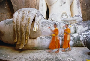 Large Prints: Novice monks and Phra Atchana Buddha statue