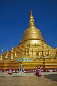 Nuns, Shwemawdaw Pagoda, Bago (Pegu), Myanmar (Burma), Asia