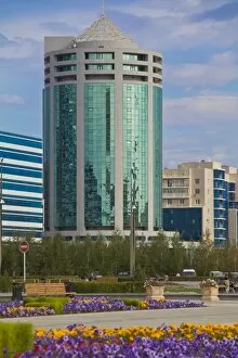 Images Dated 29th August 2011: Nurzhol bulvar, central boulevard of Kazakhstanvs new governmental and administrative zone