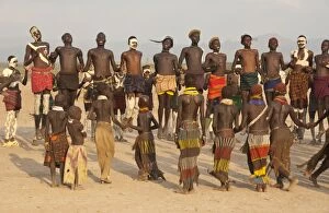 Images Dated 2nd January 2006: Nyangatom (Bumi) tribal dance ceremony, Omo River Valley, Ethiopia, Africa