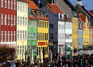 Holiday Makers Gallery: Nyhavn (New Harbour), busy restaurant and bar area, Copenhagen, Denmark, Scandinavia, Europe