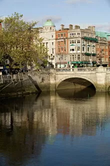 Images Dated 28th October 2009: O Connell Bridge on the Liffey River, Dublin, Republic of Ireland, Europe