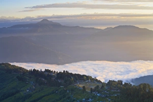 Images Dated 29th October 2008: Observation Hill, Bhanu Bhakta Sarini, view of Darjeeling and Kanchenjunga