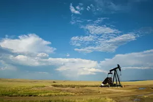 Images Dated 8th August 2011: Oil rig in the savannah of Wyoming, United States of America, North America