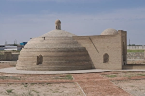 Images Dated 10th August 2009: Old caravanserai along the road, Karakalpakstan, Uzbekistan, CentralAsia, Asia