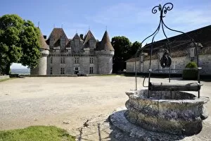 Old well at Chateau de Monbazillac, Monbazillac, Dordogne, France, Europe
