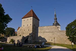 Images Dated 7th August 2006: The old city walls of the Old Town of Tallinn, UNESCO World Heritage Site